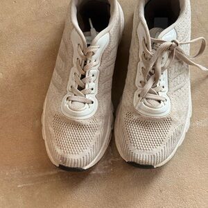 Source Unknown Light Beige Knit Athletic Shoes